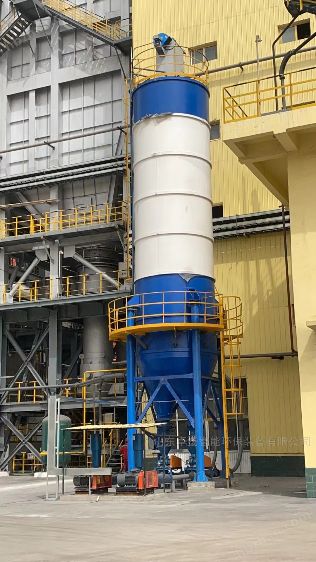 Pneumatic ash removal system for desulfurization and denitrification equipment