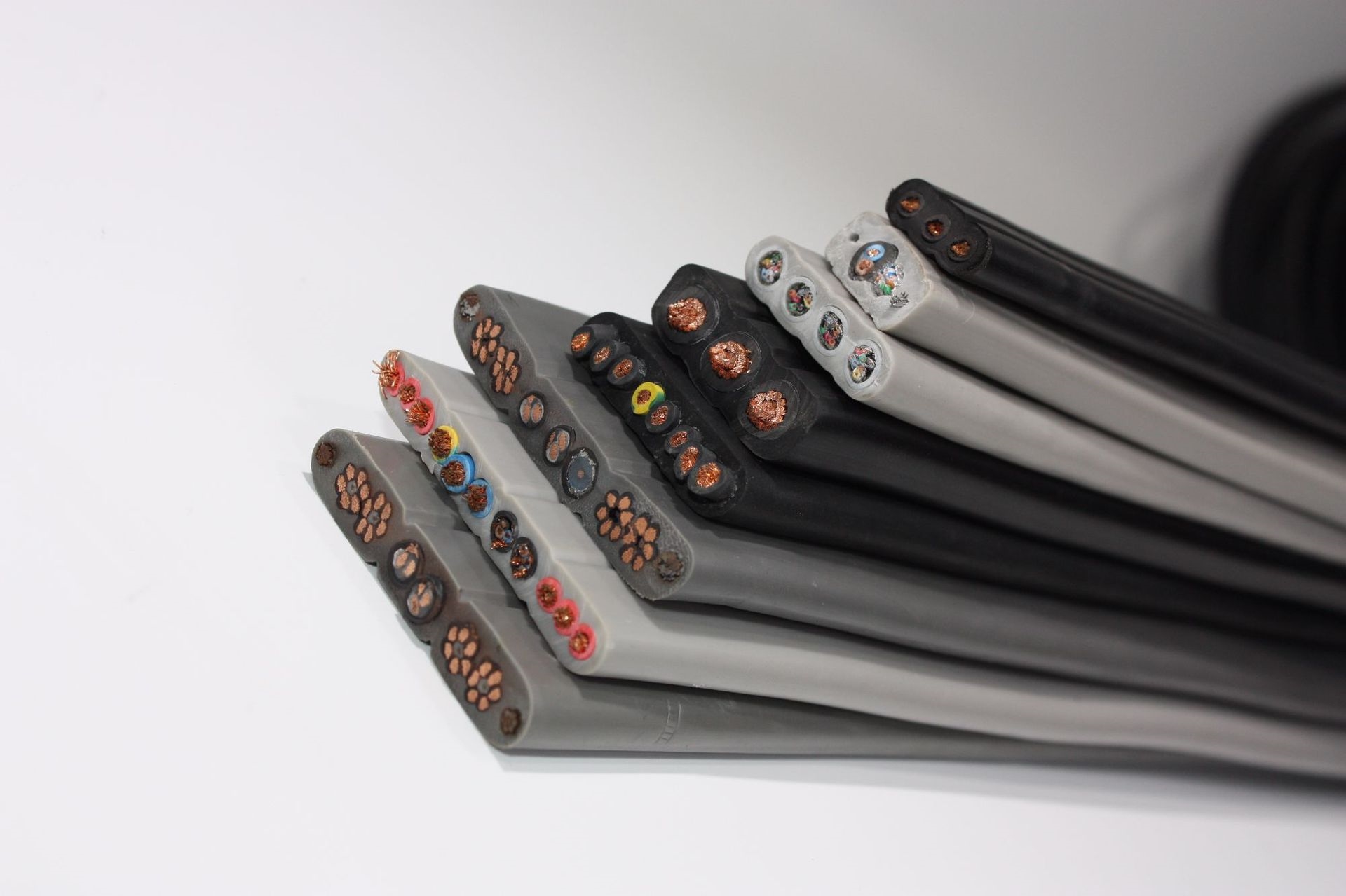 YVFB 扁形吊具电缆：起重机械随行供电的耐磨耐弯折技术