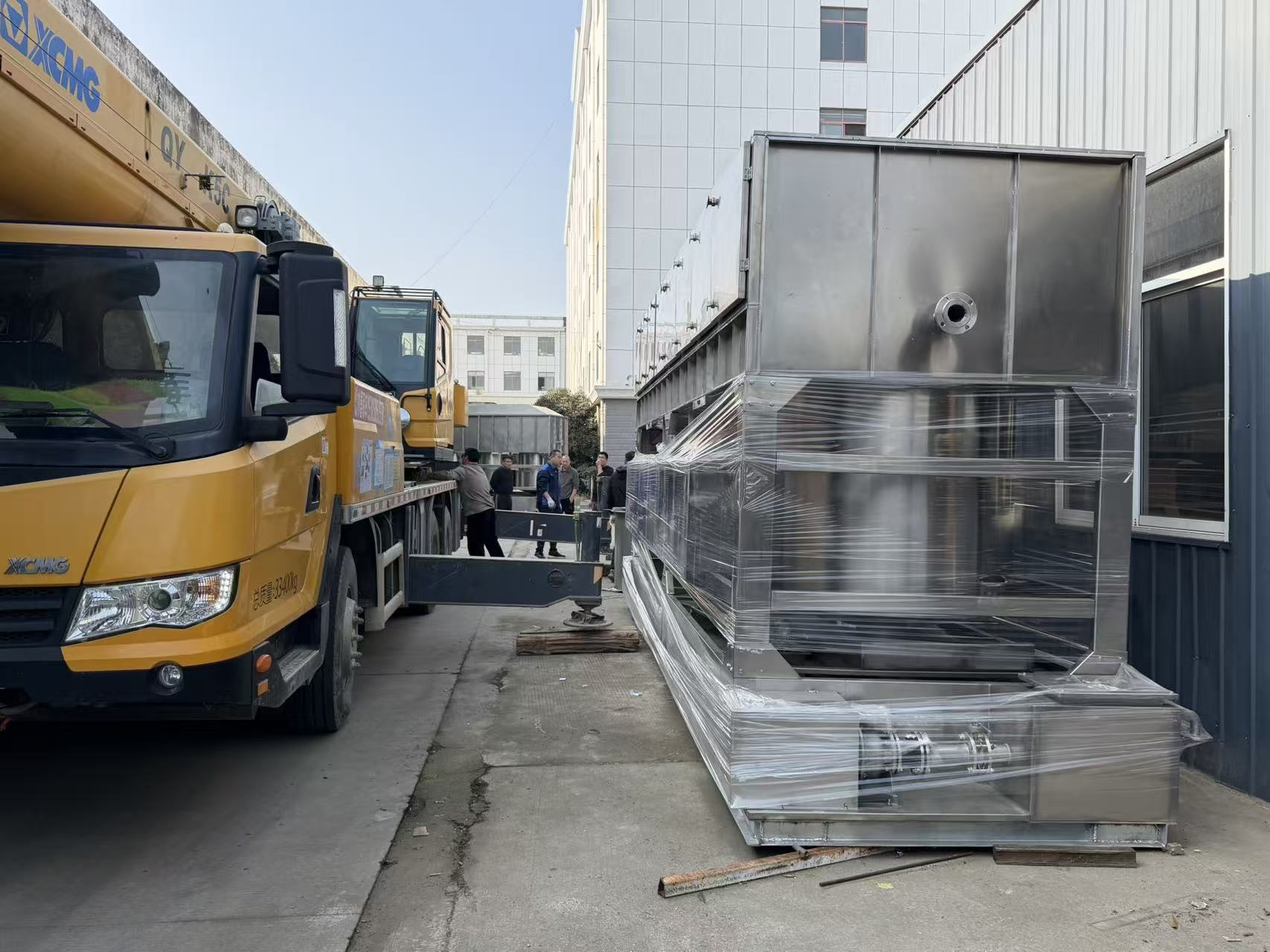 發(fā)貨現(xiàn)場| 飼料廠臭氣處理設備裝車交付！