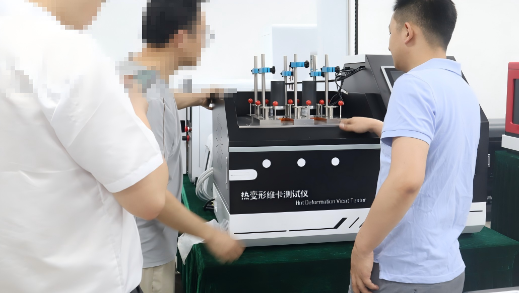 江苏某某有限公司赴上海理涛考察设备热变形维卡测试仪